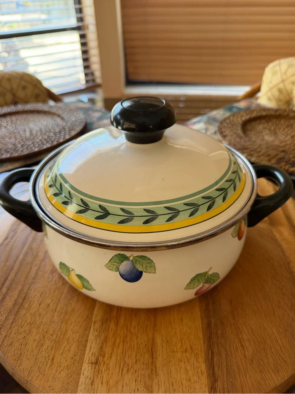 Villeroy & Boch Germany Cream Enamel Fruit-Pattern Stockpot 4 quart with Lid